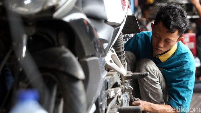 Menjelang liburan pergantian malam tahun baru, bengkel motor, di kawasan Pasar Minggu, Jakarta, Sabtu (30/12/2017), kebanjiran rezeki dibanding hari biasa.