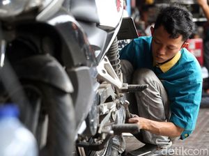 Jelang Liburan Malam Tahun Baru, Bengkel Motor Laris Manis