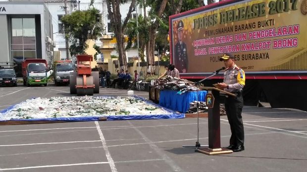 Barang bukti yang dimusnahkan adalah minuman keras dan knalpot brong