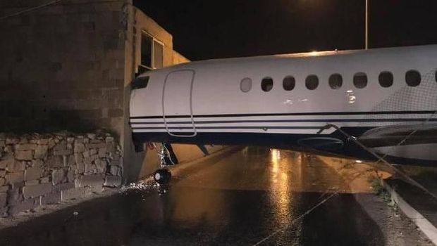 Tertiup Angin, Pesawat Ini 'Cium' Gedung