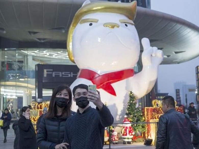 Ada Patung Anjing Raksasa Mirip Trump di Mal China Ada Patung Anjing Raksasa Mirip Trump di Mal China
