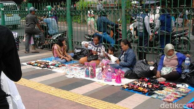 Satpol PP Usir PKL Tanah Abang yang Tempati Trotoar