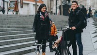 Mereka turut mengajak anak-anak untuk berlibur. (instagram Dian Sastrowardoyo/frameatrip)