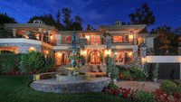 Rumah yang tampak memiliki gaya mansion nan klasik ini memiliki desain yang mewah dengan dua lantai. Homesoftherich/Istimewa.