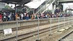Foto: Ramainya, Stasiun dan Pasar Tanah Abang di Libur Tahun Baru
