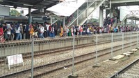 Foto: Di peron 5 dan 6 terlihat orang-orang menunggu kereta. Sebagian penumpang ada yang mengeluh karena menunggu kereta terlalu lama hampir lebih 20 menit.Tidak hanya tujuan Parung Panjang, peron menuju Stasiun Manggarai juga padat. Rata-rata penumpang yang menuju ke Manggarai akan melanjutkan perjalanan ke Depok-Bogor. (Silmia Putri-detikcom)