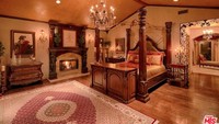 Di bagian dalam terdapat 7 kamar tidur, 7 kamar mandi penuh dan 2 kamar mandi, serambi 2 lantai dengan tangga, ruang tamu & ruang makan formal, dapur gourmet, ruang sarapan, kantor rumahan, gudang anggur, garasi dan banyak lagi. Homesoftherich/Istimewa.