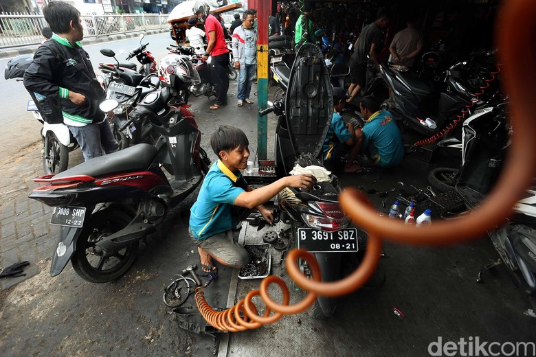 Servis motor. Foto: Rengga Sancaya Servis motor. Foto: Rengga Sancaya