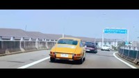 Seperti yang dibertakan motor1, akhir pekan lalu di Bangkok terdapat ratusan mobil bergaya klasik, Porsche 911 keren yang terparkir. Foto: Pool (Youtube)