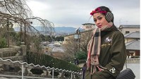 Tak hanya parka, Gracia Indri juga mengenakan syal untuk menghindari udara dingin. (instagram Gracia Indri)