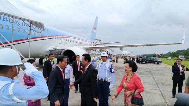 Jokowi disambut Sultan HB X saat tiba di Yogyakarta.