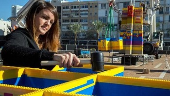 Caranya mereka menumpuk lebih dari setengah juta balok Lego berwarna-warni. Foto: Ist/Internet