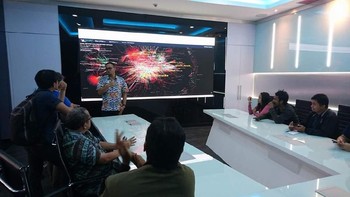 Dikatakan pula, suatu konten negatif dapat dilihat langsung seberapa besar pengaruh atau dampaknya dalam dunia siber di masa mendatang. Dalam tiga hari ini, mesin ini mampu mendeteksi sekitar 120 ribu situs porno dari Indonesia, itu hasil dari 1,2 juta alamat internet yang di-crawling. Bayangkan sementara yang berjalan dalam beberapa tahun ini, kami baru menapis 700 ribu lebih situs porno, ungkap Semuel. (Foto: detikINET/Agus Tri Haryanto)
