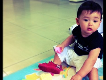 Makin Besar Makin Ganteng! Potret Kenzou Anak Mike Lewis