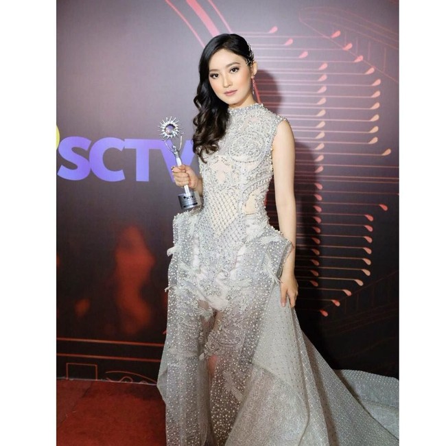 Tampilan anggunnya terlihat lagi saat hadir di penghargaan SCTV Awards. Wilona pun menyabet penghargaan sebagai Aktris Ngetop 2017.  Foto: dok. Instagram (Natasha Wilona)