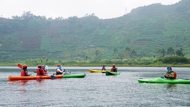 main kayak di Telaga Merdada