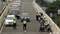 Sejumlah pengendara yang terus nekat melanggar, terkena tindakan polisi yang memilih berjaga di ujung Jalan Layang Non Tol (JLNT) Kampung Melayu-Tanah Abang atau Casablanca ketimbang di akses menuju JLNT tersebut.