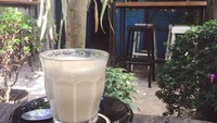 Penyanyi cantik ini ternyata juga doyan ngopi. Ia mengunggah secangkir flat white dengan keterangan, Flat white ftw. Foto: Instagram raisa6690