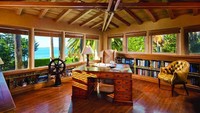 Rumah yang dibangun dengan gaya klasik ini memiliki diniding berwarna putih, dengan rumput hijau mengeliling kawasan rumah. Homesoftherich/Istimewa.