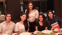 Marsha dan Alyssa menjadi sorotan usai menikmati liburan di Bali bersama kekasihnya, El Rumi dan Al Ghazali, serta sang bunda, Maia. (Dok. Instagram/maiaestiantyreal)
