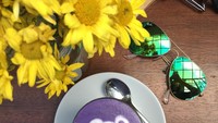 Duh, gemas! Taro latte berhias beruang ini warnanya ungu cantik. Makin kontras dengan latar foto bunga matahari yang dipilih Raisa. Foto: Instagram raisa6690
