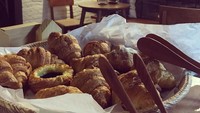 Mendukung usaha coffee shop kakaknya, Raisa nampak mengunggah foto aneka pastry lezat untuk menu makan malam buatan Dua Cipete. Foto: Instagram raisa6690