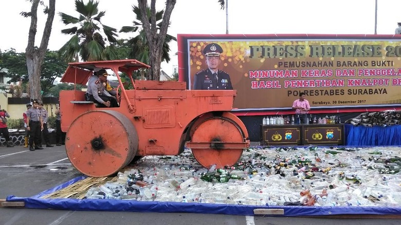 Polisi Musnahkan Miras dan Knalpot Brong Hasil Razia di Surabaya Polisi Musnahkan Miras dan Knalpot Brong Hasil Razia di Surabaya