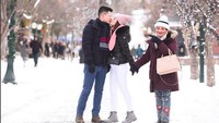 Momen romantis itu tercipta di manapun. (instagram Shandy Aulia)