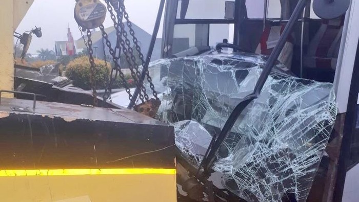Bus Damri Kecelakaan di KM 9 Tol Joglo Arah Bandara Soetta