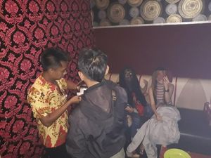 Foto Pemandu Lagu Tampak Seperti Hantu, Asli atau Editan?