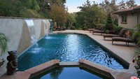 Untuk di bagian luar ruangan termasuk pintu masuk yang terjaga keamanannya, air mancur, teras & teras, dapur / BBQ, dan kolam renang dengan spa. Homesoftherich/Istimewa.