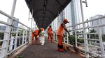 Aksi Pasukan Oranye Bersihkan JPO Casablanca