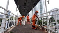 Mereka juga membersihkan sampah-sampah yang dibuang mengguna JPO.