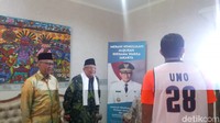 Foto: Sandi yang masih mengenakan pakaian olahraga itu kemudian bertanya kepada KH Syukron Makmun soal cara berpakaiannya. Sandi kemudian mengaku cara berpakaiannya yang disebut sudah menutup aurat itu berkat doa dari para ulama dan habib. Fotografer: Marlinda-detikcom.