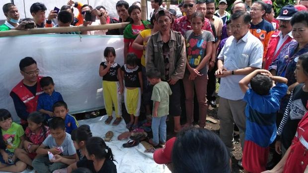 JK menyapa para pengungsi Gunung Agung