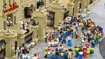 Tower Lego ini dibangun untuk mengenang seorang bocah usia 8 tahun bernama Omer Sayag. Foto: Ist/Internet