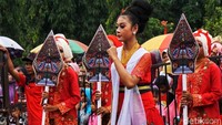 Dalam pawai budaya yang menyedot perhatian seluruh masyarakat Purbalingga ini, banyak para peserta yang menampilkan tarian-tarian yang diangkat dari kebudayaan lokal seperti tarian anoman obong, tari topeng hitam, tari dewi kerdasih. Selain itu adapula penampilan para peserta yang menggunakan pakaian-pakaian yang dibuat dari bahan - bahan bekas menjadi pakaian yang sangat menarik.
