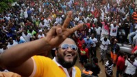 Teriakan khas suporter sepakbola itu memenuhi jalanan di kota Monrovia, ibukota Liberia. Mereka merayakan kemenangan calon presiden George Weah. Thierry Gouegnon/Reuters.