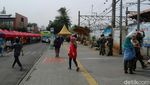 Foto: Ramainya, Stasiun dan Pasar Tanah Abang di Libur Tahun Baru