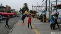 Foto: Petugas Satpol PP yang tersebar di sepanjang trotoar melakukan pengawasan. (Eva-detikcom)