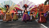 Aksi para siswi saat mengikuti pawai budaya.