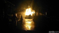 Saat ini di lokasi sedikitnya ada 13 mobil pemadam kebakaran yang tengah berusaha menjinakkan api. Hingga pukul 23.45 WIB, api dilaporkan masih menyala. (Dok. Polsek Jagakarsa)