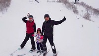 Ayu Dewi bersama suami dan putrinya menikmati salju sambil bermain ski di Nook Annupuri (instagram Ayu Dewi)
