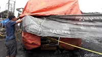 Kebakaran melanda SPBU di Jalan Mohammad Kahfi II, Cipedak, Jagakarsa, Jakarta Selatan, Jumat (29/12) malam. Saat terbakar, truk diketahui memuat bahan bakar jenis pertalite.