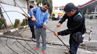 Kabel listrik di sekitar SPBU juga roboh.