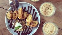 Kelihatan enak! Raisa yang sedang di Titik Temu Bali menikmati es kopi dan dessert berhias saus cokelat. Foto: Instagram raisa6690