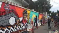 Salah satunya dengan Mural, yakni dengan menggambar atau melukis di atas media dinding, tembok agar lebih menarik dan tak terlihat kumuh. (Ibnu Munsir/detikTravel)