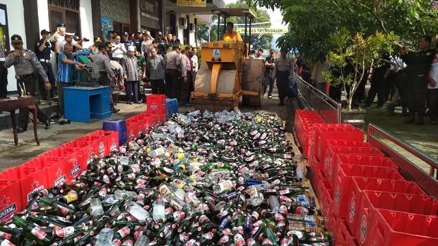 Miras dimusnahkan dengan dilindas alat berat