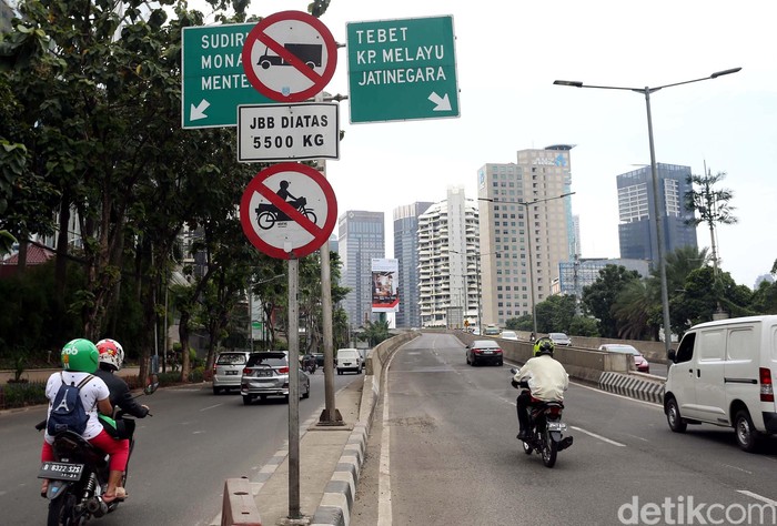Polisi berjaga di ujung Jalan Layang Non Tol (JLNT) Kampung Melayu-Tanah Abang atau Casablanca. Sejumlah pemotor pun ditilang.