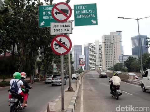 Polisi berjaga di ujung Jalan Layang Non Tol (JLNT) Kampung Melayu-Tanah Abang atau Casablanca. Sejumlah pemotor pun ditilang.